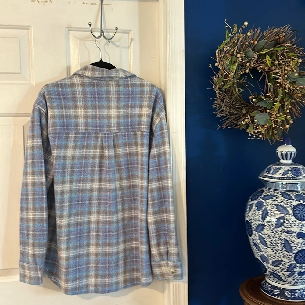 Women’s American Eagle AE Oversized Plaid Blue & Gray Fleece Shacket Size Medium - Picture 6 of 8